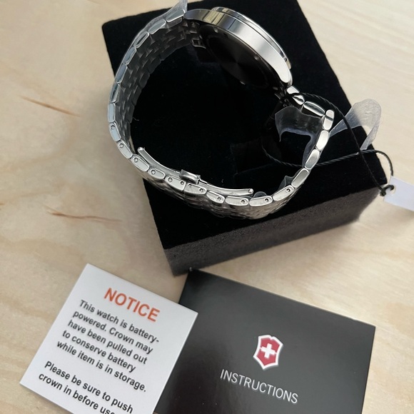 VICTORINOX SWISS ARMY WATCH CHAMPAGNE DIAL SAPPHIRE CRYSTAL NWT. GORGEOUS - Picture 7 of 11